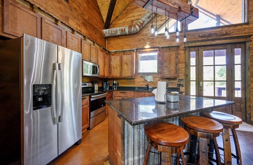 Golden Cabin | Moonshine Falls - Hot tub, boat parking, WIFI, relaxation, wildlife, and games!