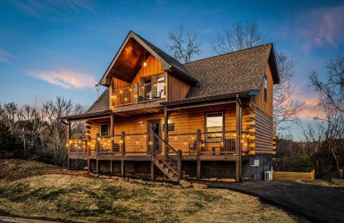 Sevierville House | Moonshine Manor - Dogs, Indoor Pool, Hot Tub & Games Near Waterpark