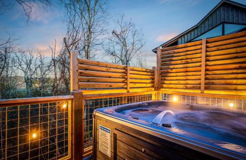 Sevierville House | Moonshine Manor - Dogs, Indoor Pool, Hot Tub & Games Near Waterpark