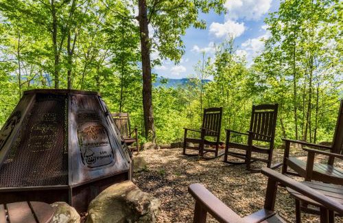 Pittman Center Ski Chalet | Moonshine Mtn - HugeLodge - Views - September Deals - Game Rm - Hot Tub - Fire Pit