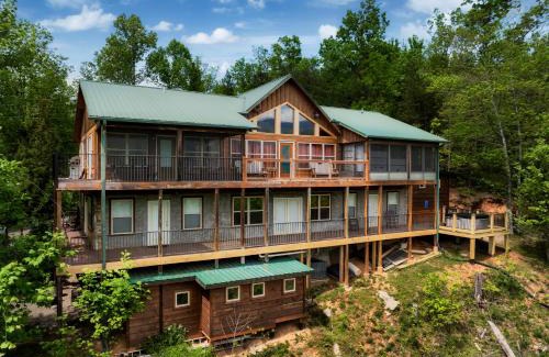 Pittman Center Ski Chalet | Moonshine Mtn - HugeLodge - Views - September Deals - Game Rm - Hot Tub - Fire Pit