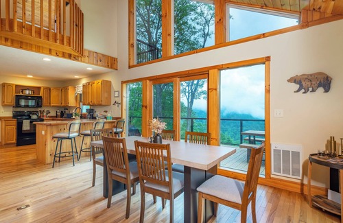 Burnsville Cabin | Moonshine Mtn Lodge ~ Stunning Mtn Views+Hot Tub+Gas Fire Table ~ Grill & WiFi!