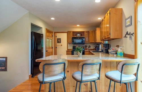 Burnsville Cabin | Moonshine Mtn Lodge ~ Stunning Mtn Views+Hot Tub+Gas Fire Table ~ Grill & WiFi!
