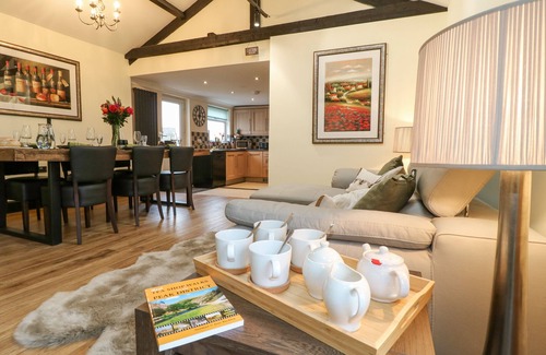 Ashover House | MOOR FARM COTTAGE, family friendly, with hot tub in Ashover