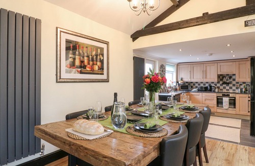 Ashover House | MOOR FARM COTTAGE, family friendly, with hot tub in Ashover