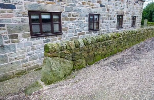 Cauldon Low Cottage | MOORLANDS FARM COTTAGE, with a garden in Ipstones