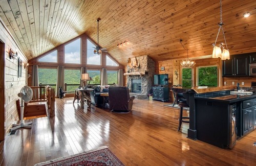 Bryson City Cabin | Moose Cabin- Luxury with Amazing Views
