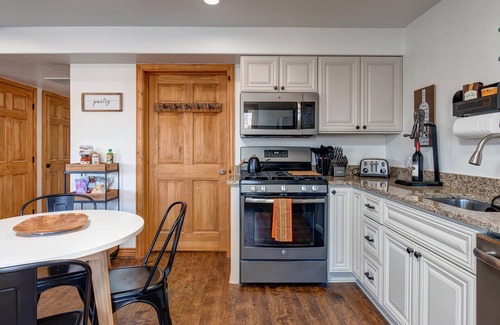 Bear Hollow Village House | Moose Mgmt at Bear Hollow 5534B: King bed-Pvt. Hot Tub-Pool-Dogs Welcome