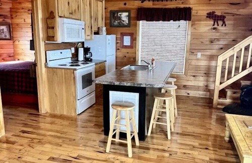 Bryant Cabin | Moose Tracks · NO SUNDAY CHECKINS, hot tub- view- Grant Summit Cabins