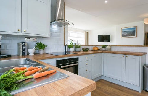Rhoscolyn Cottage | Mor Annedd Cymyran - sleeps 4 guests in 2 bedrooms