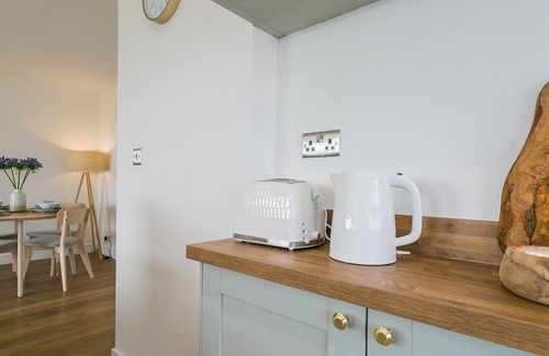 Rhoscolyn Cottage | Mor Annedd Cymyran - sleeps 4 guests in 2 bedrooms