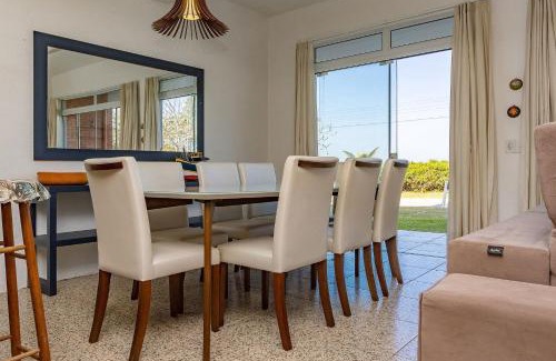 Quatro Ilhas House | Morada de 4 Ilhas – Sobrado 03: Linda Casa Germinada a Poucos Passos da Areia da Praia de Quatro Ilhas, para até 10 Pessoas.