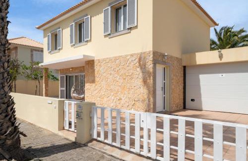 Vila Baleira House | Moradia Felicidade Rocha PXO by An Island Apart