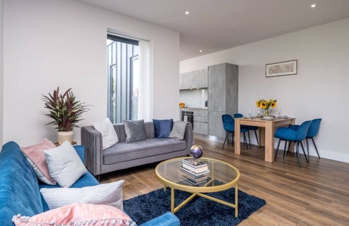 North Finchley Condo | Morden Apartment- FreeParking, Private Balcony.