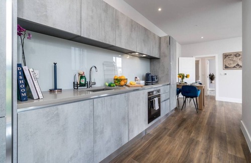 North Finchley Condo | Morden Apartment- FreeParking, Private Balcony.