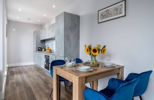 North Finchley Condo | Morden Apartment- FreeParking, Private Balcony.
