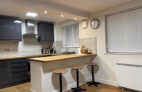 Lewisham Apartment | Morden flat close to DLR station with free parking
