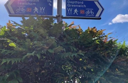Lewisham Apartment | Morden flat close to DLR station with free parking
