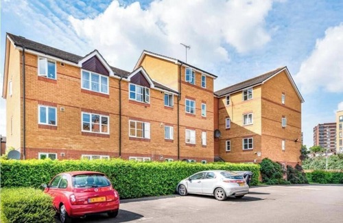 Lewisham Apartment | Morden flat close to DLR station with free parking
