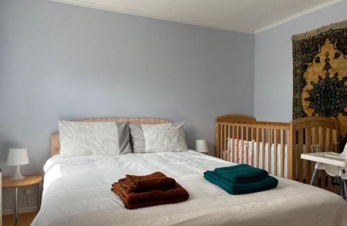 Lewisham Apartment | Morden flat close to DLR station with free parking