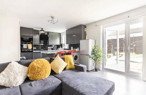 Leeds House | Mordenised 2 Bedroom House Close to City Centre