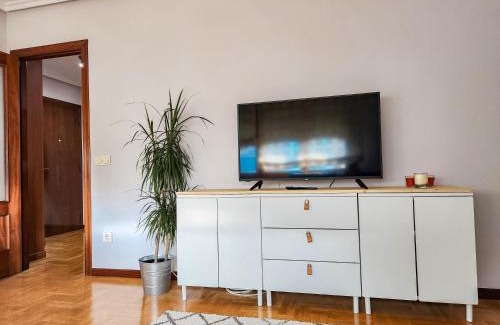 Distrito Oeste Apartment | Moreda 48 - 2 Hab y 2 Baños - Garaje y Wifi - VUT-4961-AS