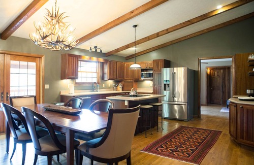 Logan Ski Chalet | Morehead Lodge, Spacious 5BR Hocking Hills Lodge with an amazing view