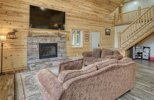 Island Park Cabin | Morning Dew Cabin | Sleeps 15 w/ a Hot Tub