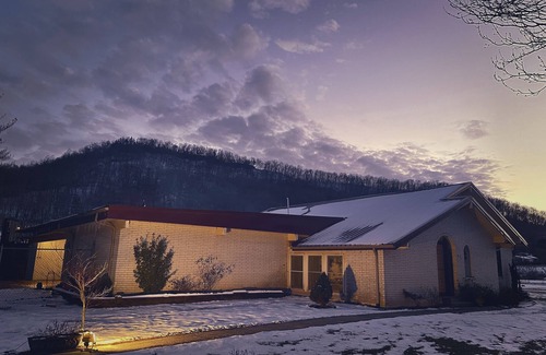 Stanton House | Morning View Ranch- Red River Gorge- Indoor Pool open March-Nov. Pet friendly.