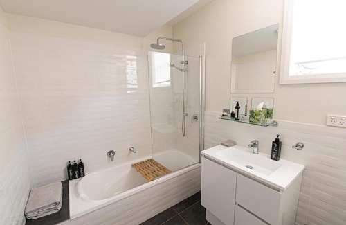 Orange Apartment | Mortimer's Wines Studio - Adults Only Retreat