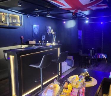 Vila Suzana Apartment | Morumbi, Apartamento Pub, SPA com hidromassagem, PISCINA Aquecida PRIVATIVA, LAREIRA, tudo que você precisa para descansar, trabalhar ou realizar aquela comemoração! Com total conforto e PRIVACIDADE! O Apt Nota 10 de SP!