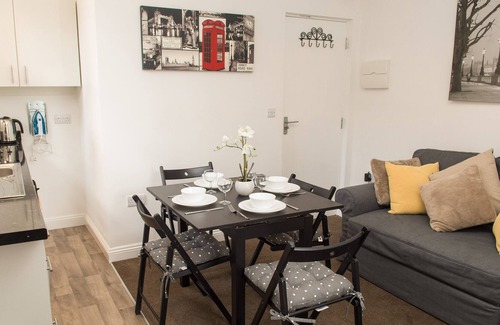 Moseley Apartment | Moseley Mews Village Suites - Yellow