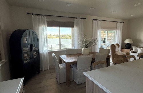 Moses Lake House | Moses Lake Vineyard Retreat-Waterfront Escapism