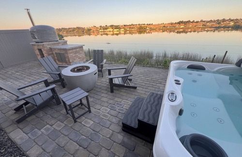 Moses Lake House | Moses Lake Vineyard Retreat-Waterfront Escapism