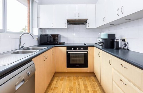 Mosman Apartment | Mosman Views, 2bed, Parking, 15min Walk to Beach