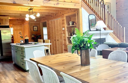 Altamont Cabin | Mossy Falls Cabin | Outdoor Hot Tub & Fire Pit!