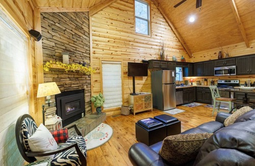 Mentone Cabin | Mossy Rock Retreat! Hot Tub l Private Cabin