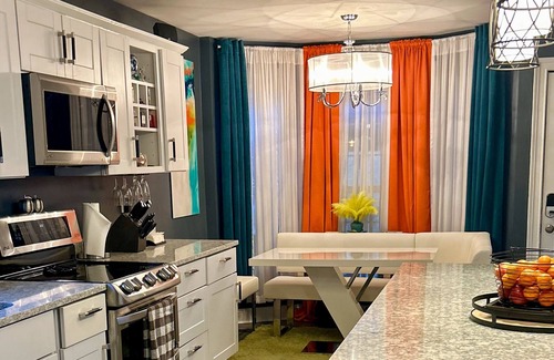 Buechel House | Most Unique Eclectic Stay w/Hot Tub in Louisville