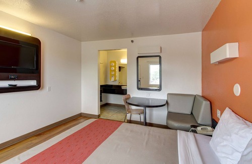 Amherst Hotel | Motel 6 Amherst, OH - Cleveland West - Lorain