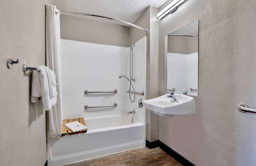 Northeast Anaheim Hotel | Motel 6 Anaheim, CA - Fullerton East