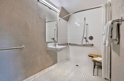 Northeast Anaheim Hotel | Motel 6 Anaheim, CA - Fullerton East