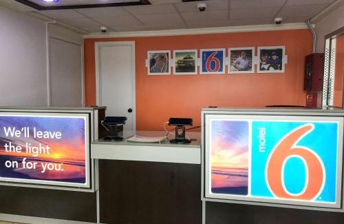 Oxford Hotel | Motel 6-Anniston, AL