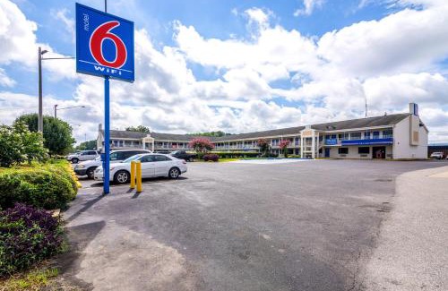 Oxford Hotel | Motel 6-Anniston, AL