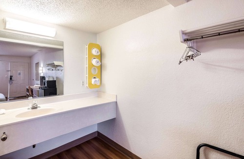 Oxford Hotel | Motel 6 Anniston, AL