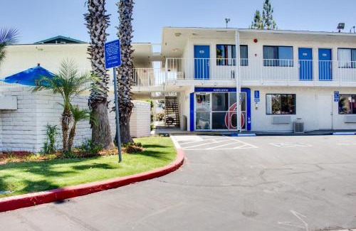 Pumpkin Center Hotel | Motel 6-Bakersfield, CA - South