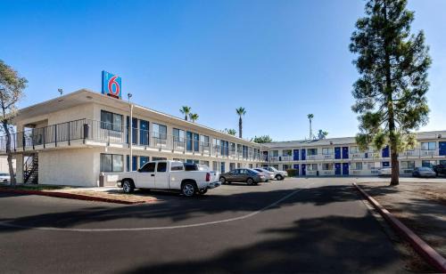 Pumpkin Center Hotel | Motel 6-Bakersfield, CA - South