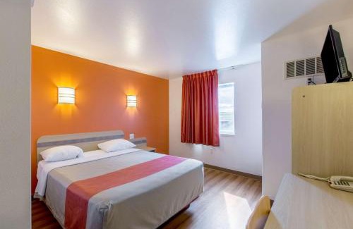 Wisconsin Dells Hotel | Motel 6-Baraboo, WI - Lake Delton-Wisconsin Dells