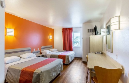 Wisconsin Dells Hotel | Motel 6 Baraboo, WI - Lake Delton