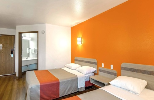 Wisconsin Dells Hotel | Motel 6 Baraboo, WI - Lake Delton
