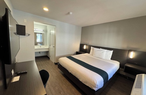 North Long Beach Hotel | Motel 6 Bellflower, CA - Los Angeles